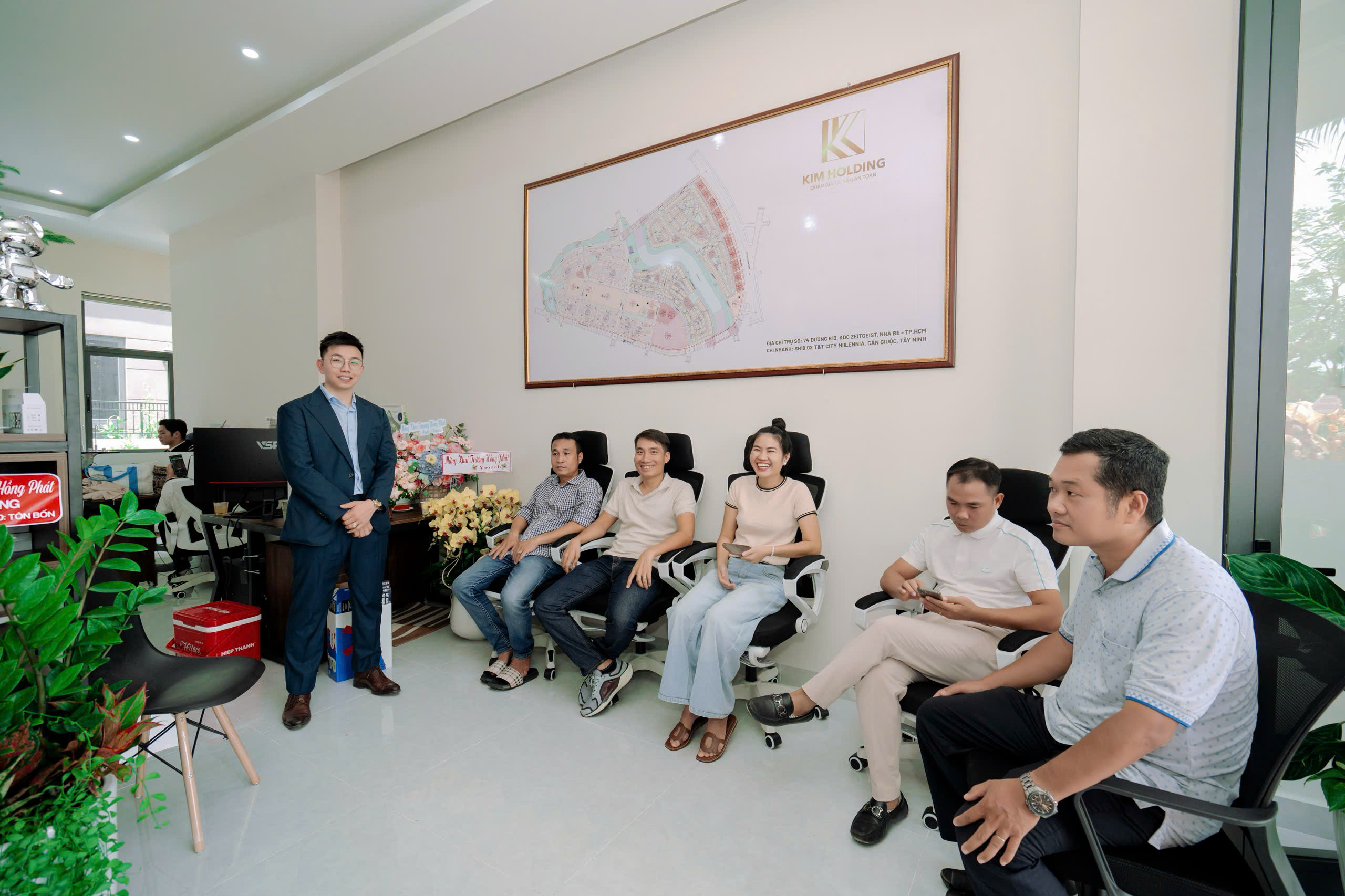Quý anh chị cư dân tại khu đô thị Zeitgeist tham dự và chung vui với không khí hân hoan khai trương văn phòng KimHolding
