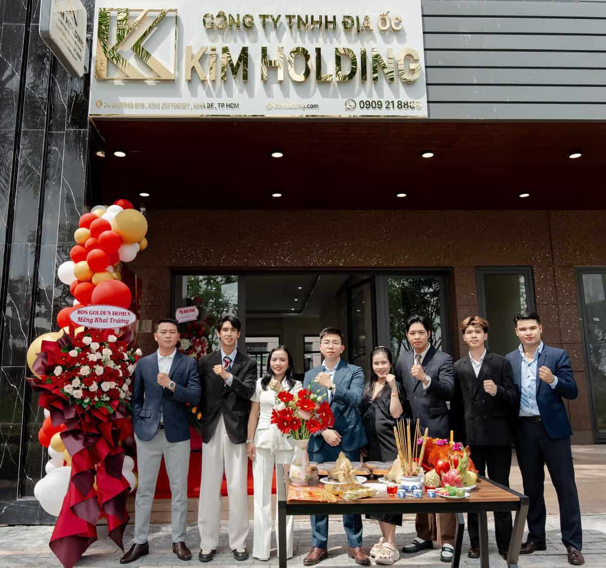 Đội ngũ chuyên viên kinh doanh KimHolding và giám đốc Kim Đồng