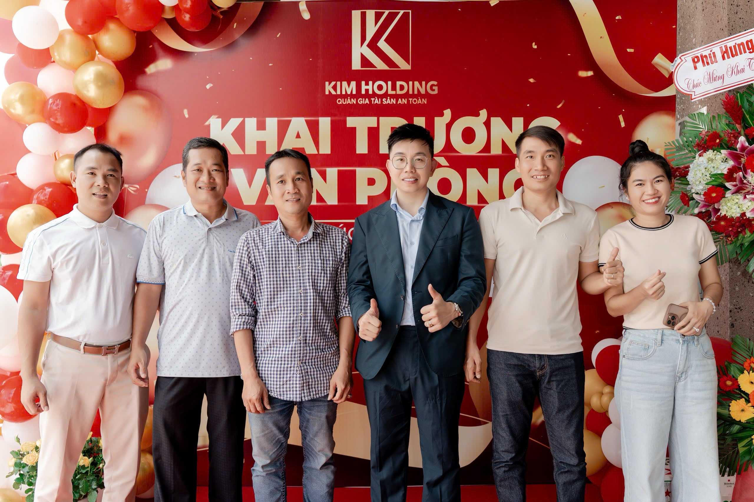 Quý anh chị cư dân tại khu đô thị Zeitgeist tham dự và chung vui với không khí hân hoan khai trương văn phòng KimHolding